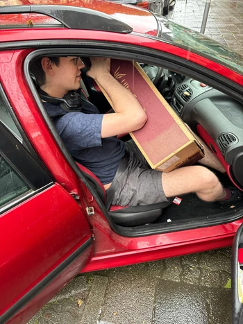 Eric sitzt im schwer beladenen Auto