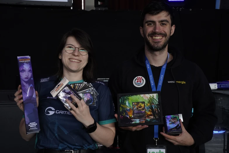 Klon (2. Platz) und GentlemanHero (1. Platz) mit ihren Preisen